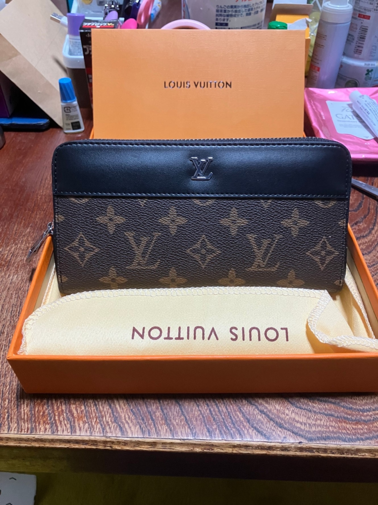ブランドに詳しい人にお聞きします。 このルイヴィトンの財布は本物でしょうか？ 中国人からのプレゼントらしいのですが。