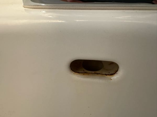 写真の洗面台の排水口の部分がカビキラー等を使用しても落ちないのですが、何か落とす方法はありますか？