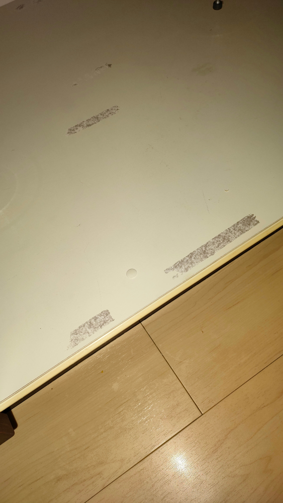 賃貸の原状回復について シンク下の床にアルミシートを敷いていたんですが、退去のためはずしたら両面テープで塗装が剥がれてしまいました。シンク下は扉3枚分の広さです。 どれくらい費用がかかるでしょうか‥ 自力で塗装するにはアイボリーの色味が同じようにするのは私では難しそうです。。 築10年で入居、3年半住みました。