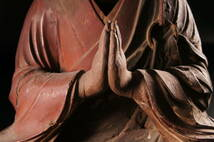 【古美 骨董】仏教美術 高僧座像です。製作時代と評価額を教えてください。 https://page.auctions.yahoo.co.jp/jp/auction/w1114486064 古美術 骨董の話です。 高僧座像です。大衆仏や田舎仏と異なり仏師が彫っていることは明らかです。頭がありませんがその分安価になっています。個人的には頭だけの物より安心します。