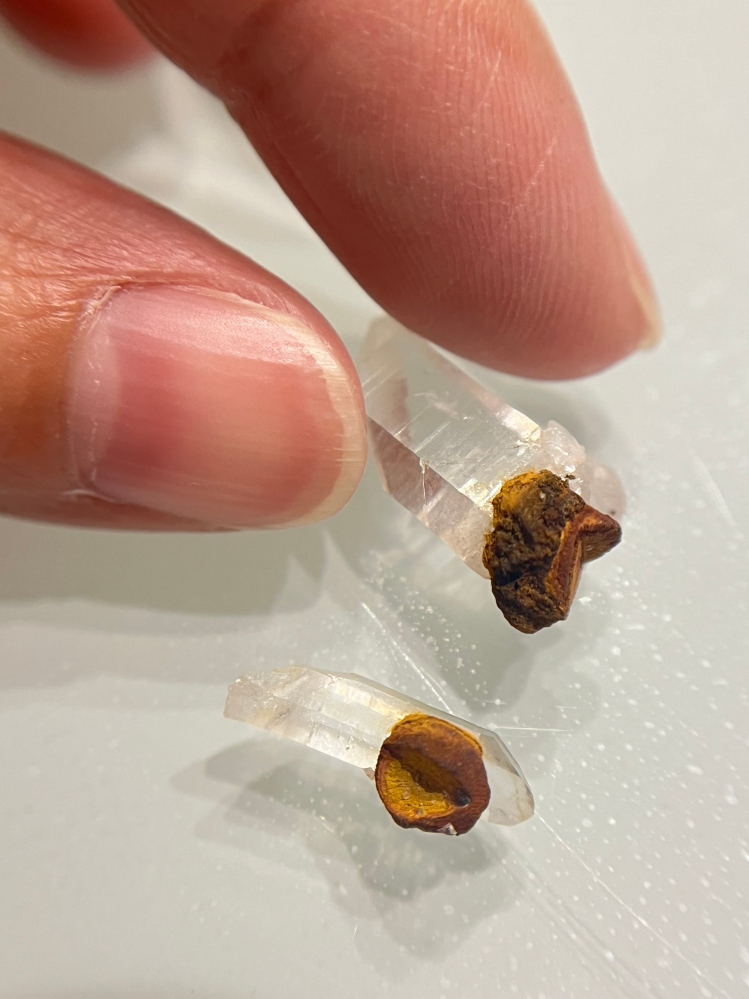 アーカンソー産水晶ですが、茶色の鉱物が付いているのですが、何かわかる方いたら、教えていただきたいです。 磁石にはくっつかないです。