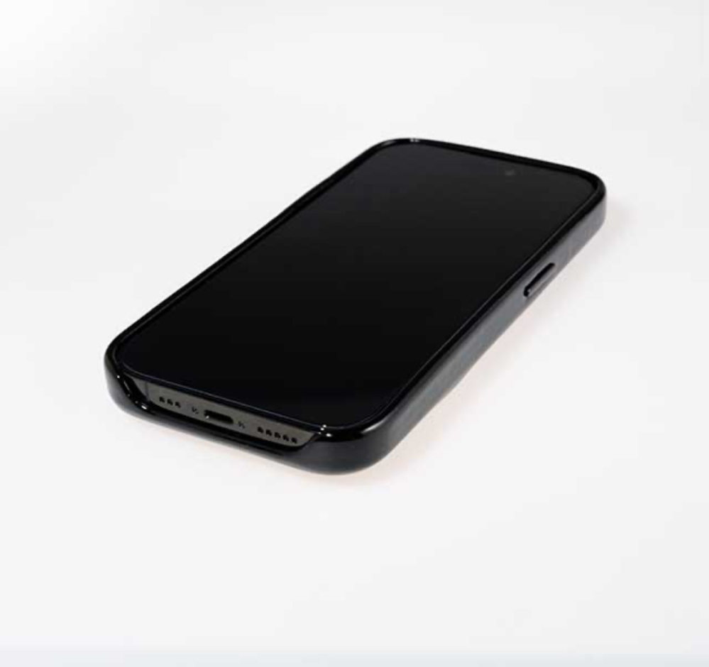 iPhoneケースについての質問です。 画像のようにスピーカー部分が保護されていないケースは本体に傷つきやすいですか？