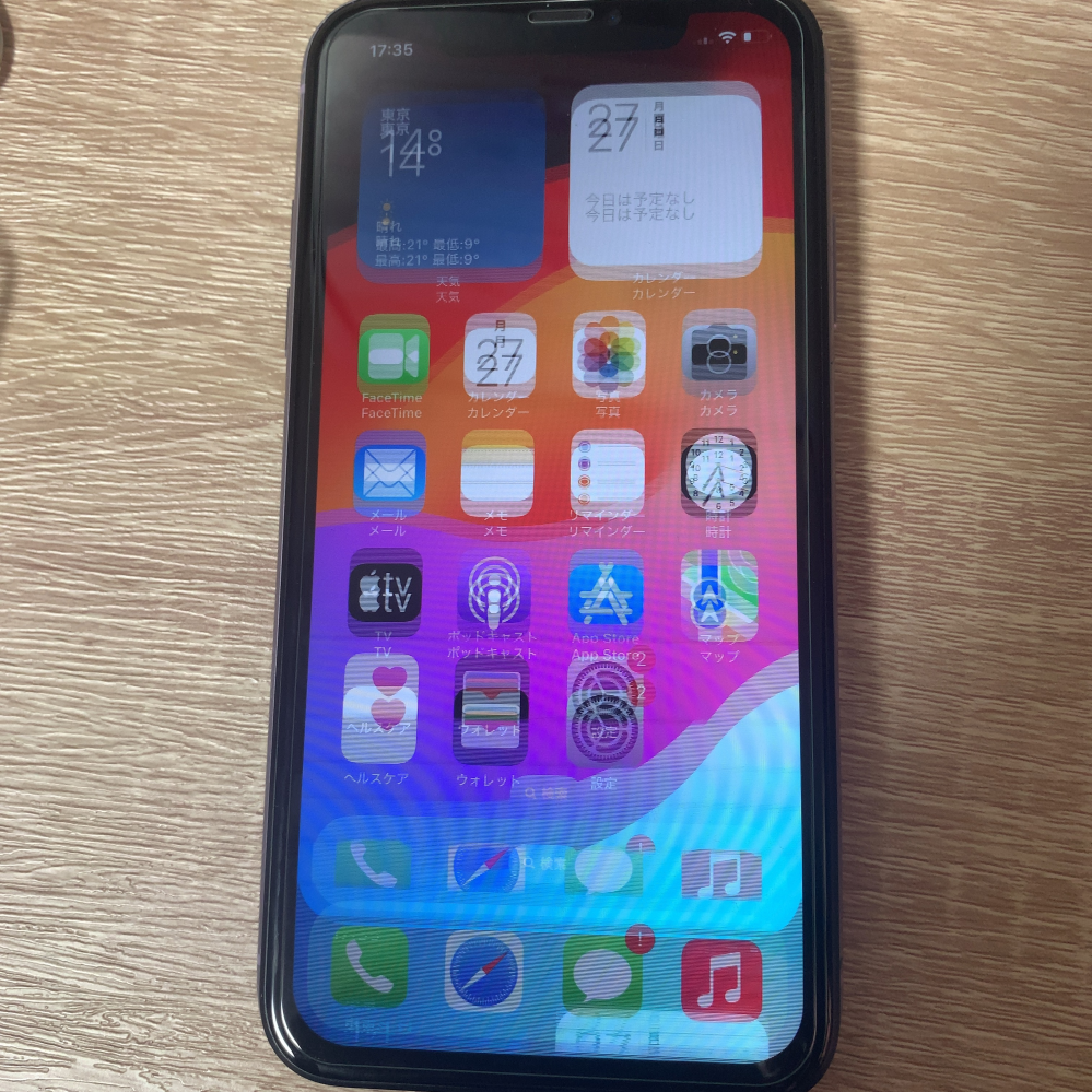 iPhone11液晶自己修理を行った際に出た不具合についてお尋ねします。 先日、ジャンクで購入したiPhoneの液晶交換を行いました。（非正規品） 交換後、起動から2、3分すると添付画像のように画面がカクつきはじめ、画面下部から始まり、徐々に画面全体が上下にズレていくような症状が発生しました。 何度かディスプレイユニットをつけ外ししましたが症状が改善しません。 ＊タッチ機能に問題はありません ＊画面の配色に問題はありません こちらの問題にお詳しい方がいらっしゃればお話を伺いたく存じます。 どうぞよろしくお願いいたします。