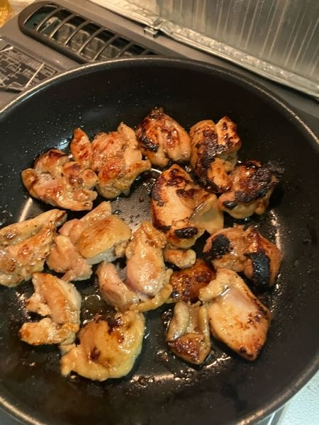 鶏もも肉を焼いてたのですが、これは火のとおりが偏ってるんでしょうか？それとも焼き方が下手なんでしょうか…？
