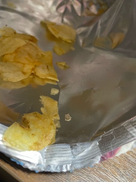 普通にポテチを食べてたら卵の殻？的なものが出てきました。 クレーム入れても良いんでしょうか。 手前右の小さい塊です。