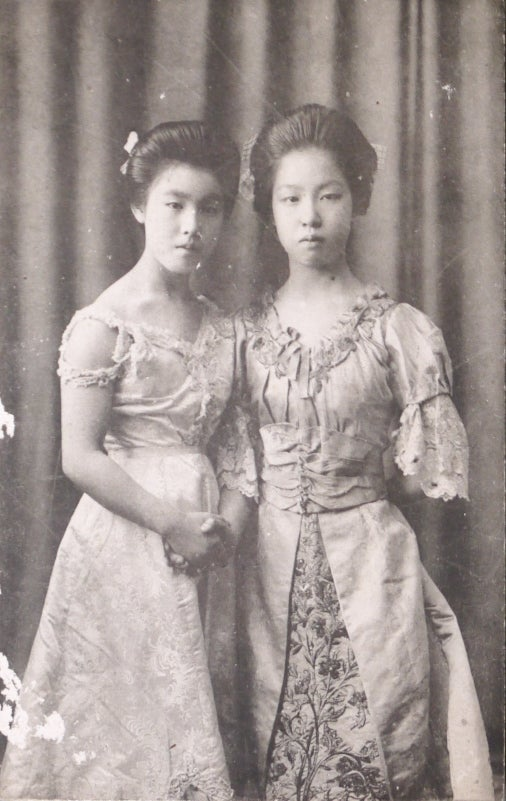 以前戦前の日本製の絵葉書を入手しました。古い洋装姿の女性の写真なので大正初期以前のものと思われるのですが詳細がわかりません。時代判定にお詳しい方がいらっしゃいましたらぜひご教示ください。 よろしくお願いいたします。 システム上表側1枚しか掲載できないのですが、それでご判断していただける方によろしくお願いいたします。