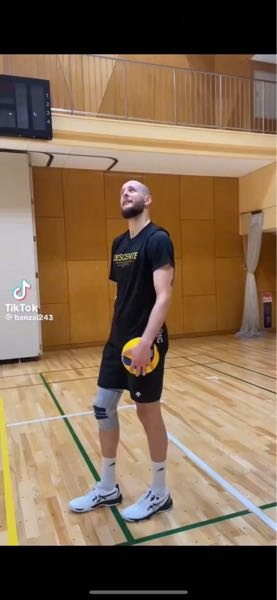 この写真のウルフドックスのクレク選手が着ているDESCENTEのsports magicの練習着ってなんて調べれば出てきますか？