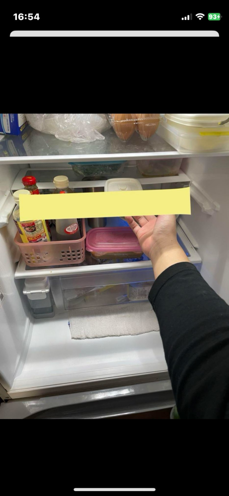 東芝冷蔵庫（GR-P41G）の冷蔵庫内（チルト室の下部分）が水浸しになってしまいタオルを置いて騙し騙し使用しています。ドアパッキンもカードを使って緩んでいないか一周確認しましたが正常です。 このようになった契機は黄色部の前側天板が粉々になり破損してしまい庫内を掃除してからこのような症状になりました。製氷、冷蔵機能自体も正常です。何が原因で水浸しになるのでしょうか。 考えられる理由を教えて欲しいです。