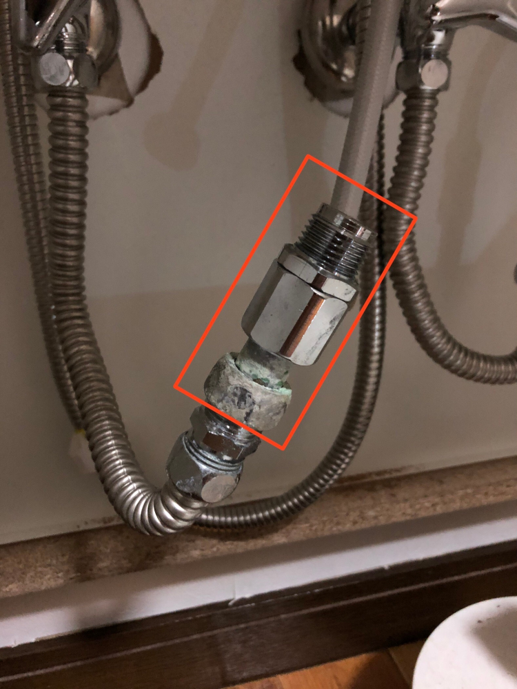 DIYで洗面台を交換しました。 交換前の水栓は接続にフレキ管を使用していましたが、新しい洗面台も直では長さが足りなかったため、そのままフレキ管を使用し接続しようと思いましたが、平行ニップルの先についていた金属部品(写真添付)と受け側の接続部のネジの深さが異なり接続できなかったため、取り外し、平行ニップルに直接取り付けました。特に漏れもなく使用出来ているため問題ないかなと思っていますが、この取り外した部品がどういう役割のものなのか、また取り外して問題なかったのかご存知の方教えてください。