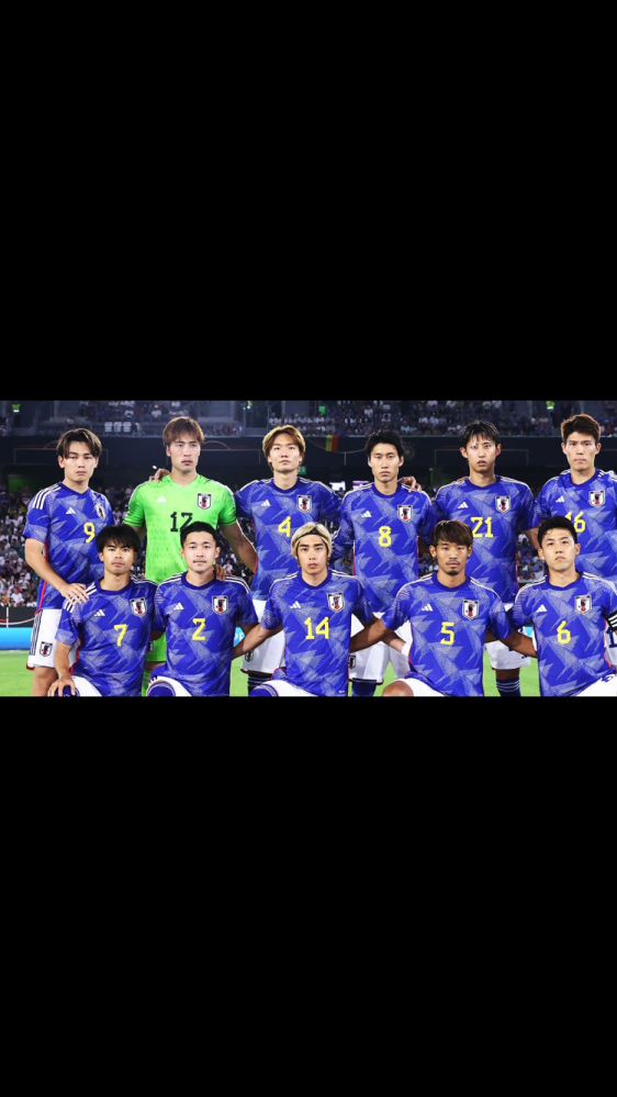 サッカー日本代表写真の緑ゼッケンのキーパーの名前を教えてください。