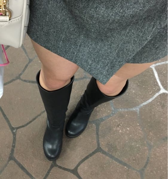 脚を女性のようなムチムチした足になるにはどうしたらいいでしょうか？ 写メは自撮りした時の私の実際の脚です。 今の脚は骨っぽくて細くて脚を出すのが嫌になってきました 太ももも隙間が無くなるくらいに太くなりたいです 食べ物の消化が人一倍早いのですが、何を毎日食べたりしてればムチッとした脚になれるのでしょうか？ ロングブーツがきついくらいのムチムチになりたいです