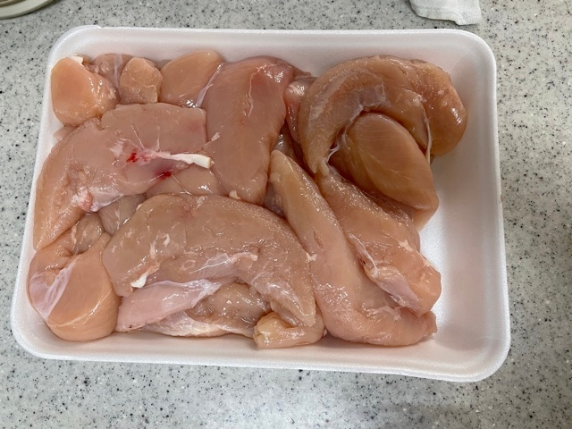 至急お願いします！ ぱっと見でこれが何グラムかわかる方いますか？鶏ささみです