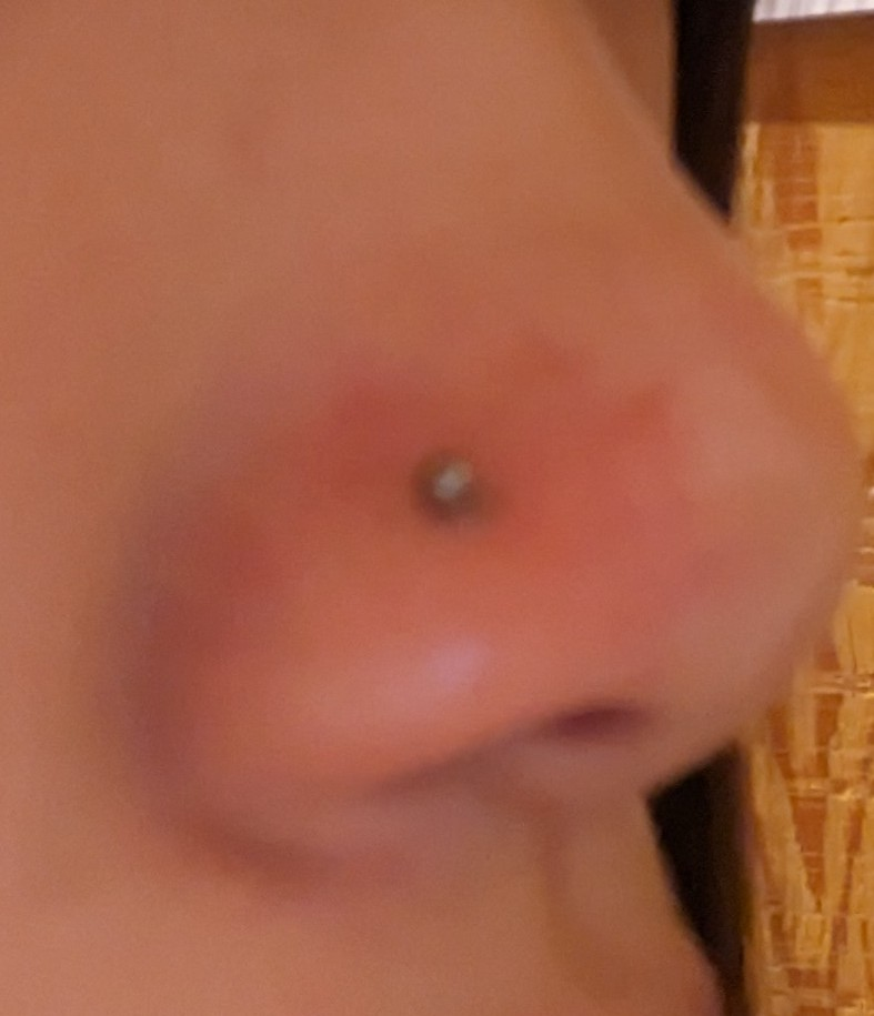 鼻ピ 開けたんですけど位置おかしいですかね...??