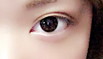 どうしてもアイメイクをするとけばく見えてしまうのですが、どんなアイメイクが似合うと思いますか？