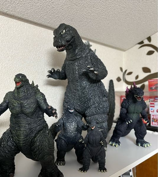 写真中央のでかいゴジラのソフビのようなものを本日フリマで購入したのですがどこのメーカーのものでいつ発売のものか不明で詳しい方に教えて頂きたいです、サイズは30cmほどで重さは1.5キロほど。 素材はゴムで右足の裏にC 左足の裏にDと書かれています、よろしくお願いしますm(_ _)m