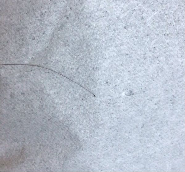 髪の毛の玉結びについて。 今朝、このような髪の毛の玉結びを見つけたのですが、自然に出来たとは思えないものでした。 玉結びなどは良く見かけますが、こんなに毛先ギリギリで結ばれてるのは初めてです。 これはもしや、噂の妖精現象。。迷信だとは思いますが、それすら考えちゃいます。 いったいこれはなんの現象でしょうか。。