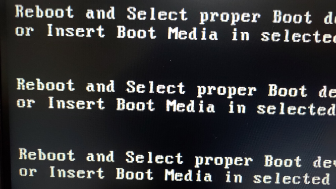 このパソコンのエラーは何ですか? DVDドライブとHDDのSATAポートを入れ替えたらエラーが表示されましたが、どうしたら良いでしょうか?
