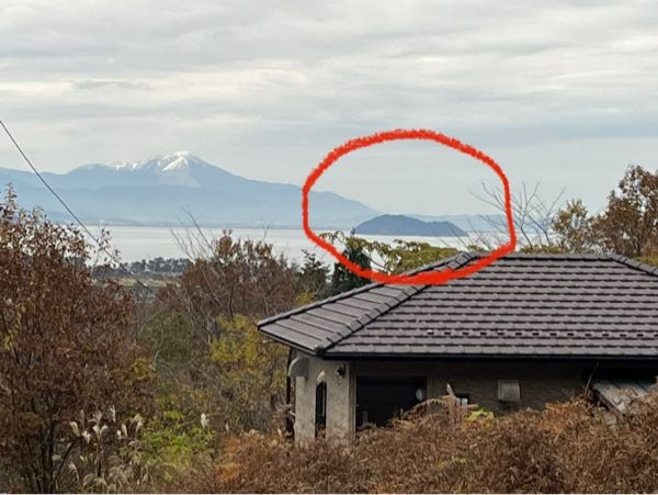 滋賀県高島市今津町あたりの琵琶湖に、小さな島があるのを見かけましたがGoogleマップでは見当たりません。 これは何という島でしょうか？ 人は住んでいるのですか？