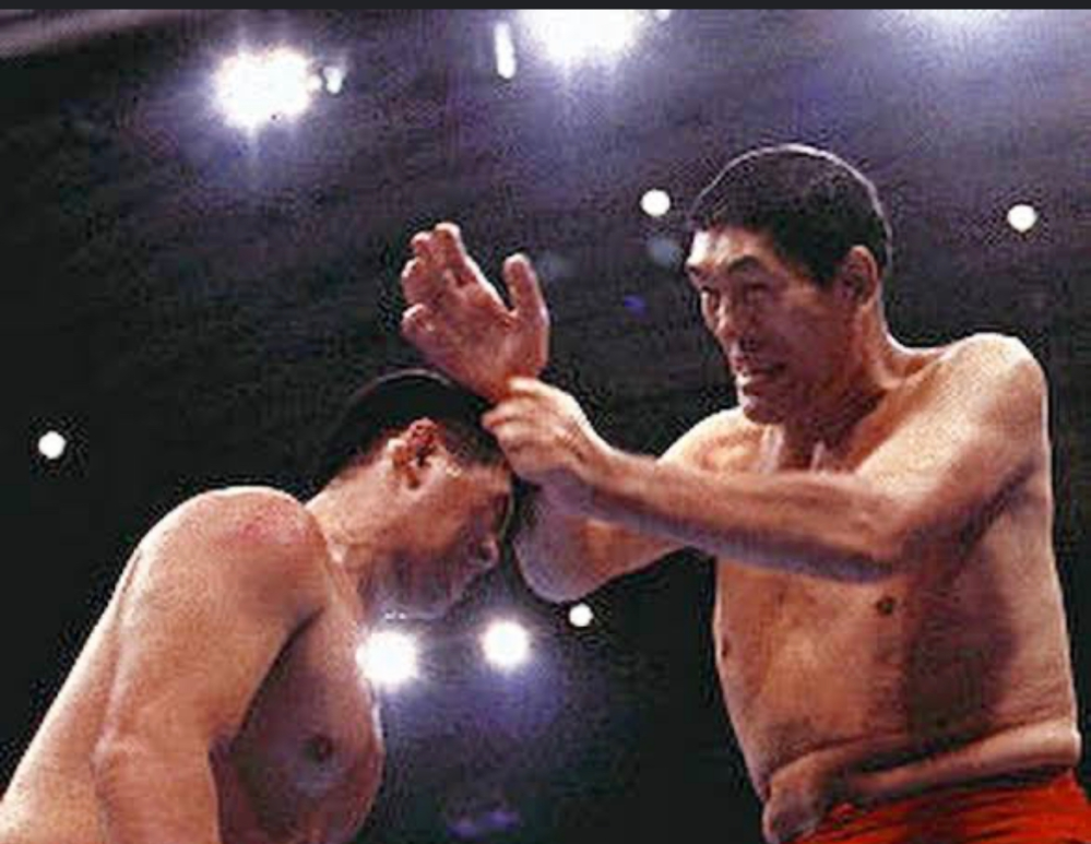 ジャイアント馬場がよく使用していた技、 日本プロレス伝統のチョップ❗️を アレンジしたのがジャイアントチョップです。 ジャイアントチョップの極意って何だったんでしょうか？