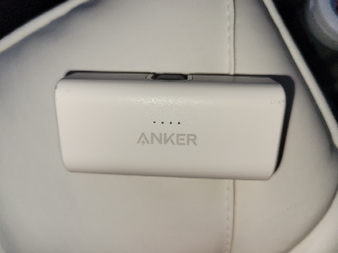 アンカーのモバイルバッテリーを先程コンクリートの上に落としてしまいました。 結構高さがあったと思います。 角に傷がついてしまいました。 本体自体には急な発熱などはありません。 ケータイに繋いでみても充電は出来ました。 このまま使い続けても大丈夫でしょうか。 先週届いたものです。