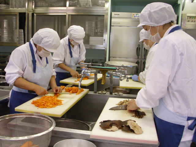 学校給食や病院食では、どれくらい余分に作っているのですか？ 廃棄比率 . 学校給食や大病院では、人数はわかっているけれどもちょうど人数分のみを作っていては、何かしらのアクシデントがあった際に足りなくなってしまう。 それは問題になってしまう。 そこで、万一のためにもいくらか余分に食材を仕入れて多めに作っていると聞きました。 毎日いくらかの廃棄が出てしまうとしても、仕方ないと自分も思います、一切否定する気はありません。 ですが思ったのですが、学校給食や病院食ではおおよそ何パーセントくらい多めに料理を作っているのでしょうか？ もちろんそれぞれの施設で異なってくるでしょうけれど。 おおよその平均とか、想像の付く範囲内でも構いません。 学校給食や病院食に関心のある方など、ぜひ皆様のご意見をお聞かせ下さい。
