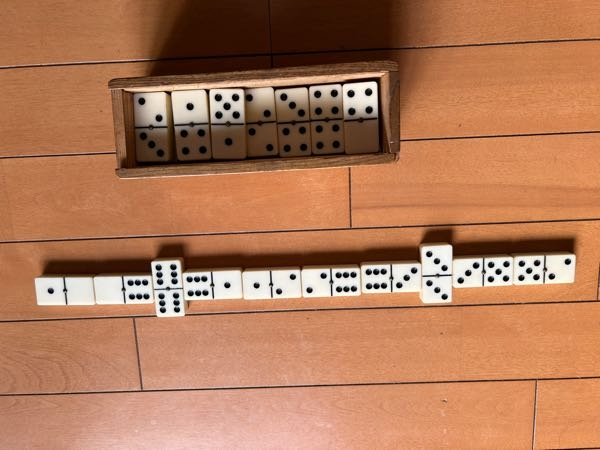 実家の家の片付けで昔のパズルが出てきました 60年位前かもしれません 並べていくルールは覚えているのですが 最初に何個ずつ配るのかとか 全部配って出せなくなったらもうおわりなのか 予備にいくつか置いておくのかなどのルールが思い出せません どなたかこれの名前や詳しいルールをご存知の方教えてください 孫と遊びたいと思います