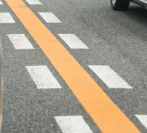 車線について！片側3車線の境界線？がオレンジ、オレンジの両側に白の