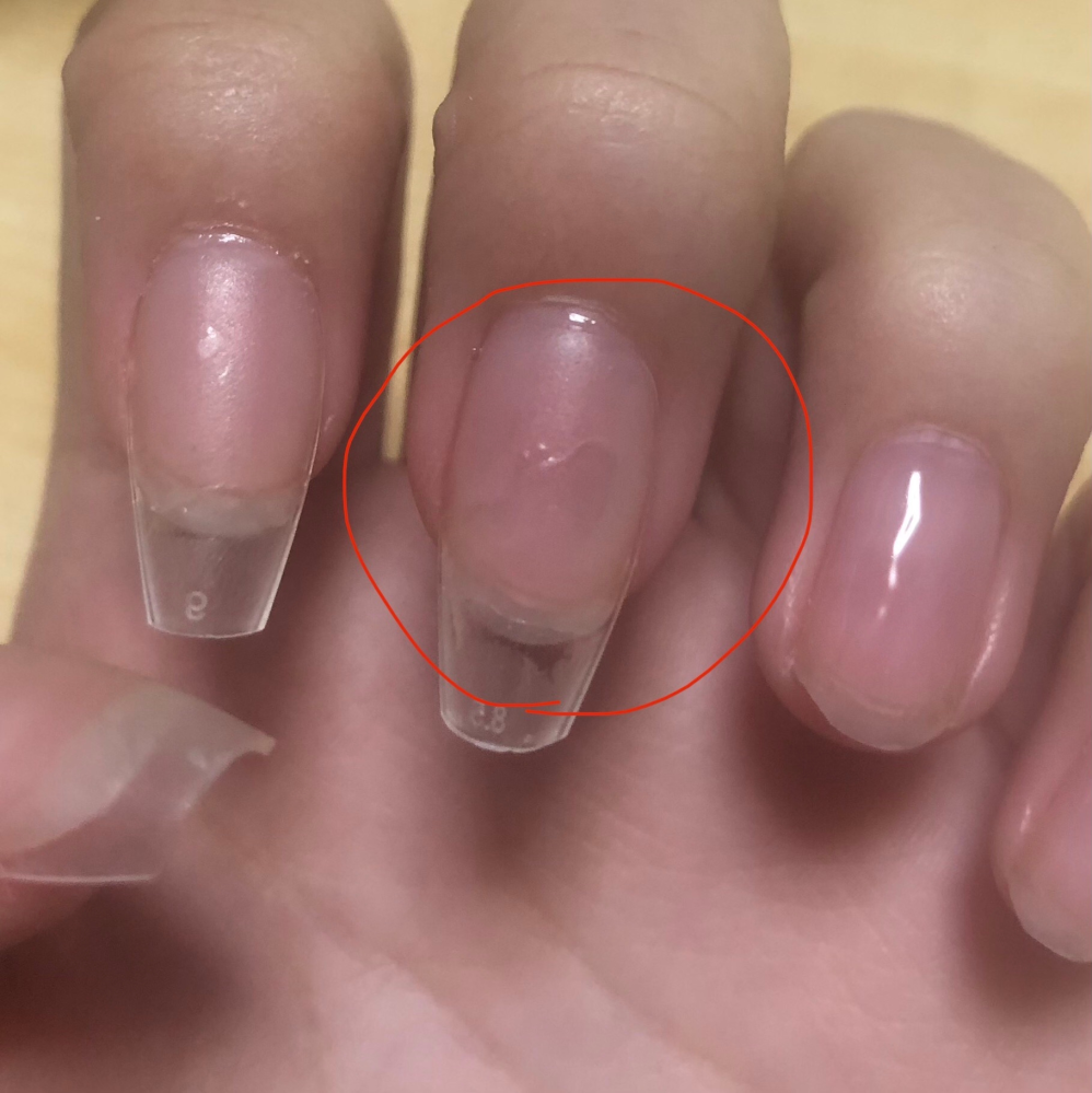 ネイルについての質問です！ ジェルネイルで、長さを出す為にベースをぬったネイルチップをつけてしたのですが、こんな感じで爪に空気？みたいなのが入っているように見えます… この状態でも問題はないのでしょうか？ グリーンネイルとかになったりしますか？ ぜひ教えていただきたいです！