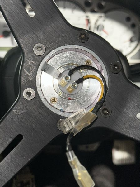 緊急です。NRGのクイックリリースにナルディのステアリングを