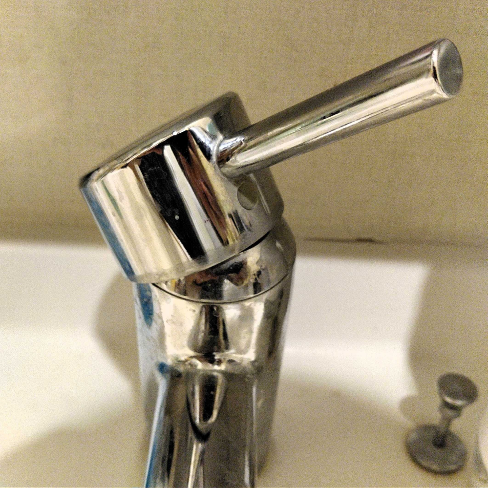 グローエのシングルレバー洗面混合水栓について教えて下さい。 画像の混合水栓の名称ないし型番は何でしょうか？ 蛇口からポタポタと水漏れするようになったので、カートリッジと言うのか、セラミックバルブと言うのか、パーツを交換すれば直ると思うのですが、肝心の水栓の型番がどこにも記載が無く、適合するパーツを取り寄せる事が出来ず困っております。 また、レバーの取り外しかたですが、レバーの下にある灰色で円形のゴムパッキンを外して、ドライバーか六角レンチでボルトを抜けば外せるのでしょうか？ 裏側を手鏡で見ても何もありませんでした。 ちなみに、キッチンのタカギの浄水機能付きシングルレバー水栓のセラミックバルブを交換した経験はあります。