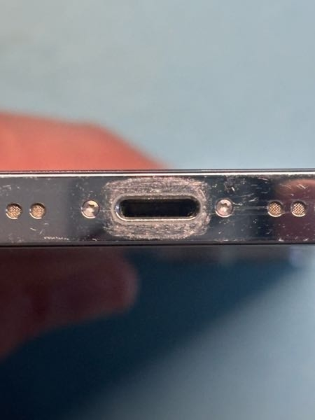 iPhone12Proの充電口周りに充電した際の傷？みたいなものがある 