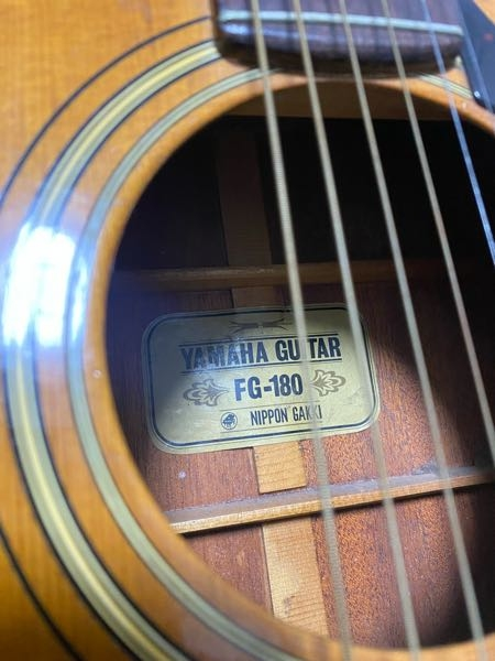 YAMAHAのFG-180の初期赤ラベルとライトグリーンラベルとでは、ラ