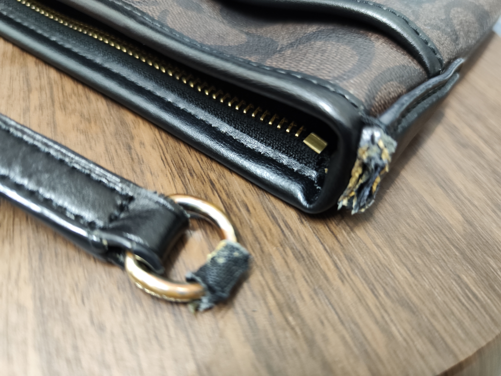 至急です！母にもらったCOACHのカバンの紐の付け根の部分がちぎれてし 