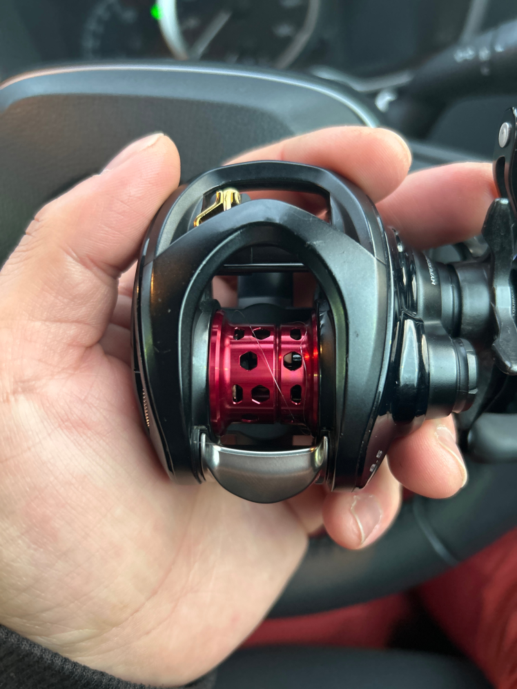 ダイワのssairtwを購入したのですが、どう見てもスプールが右にズレ