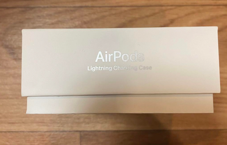 AirPodsの本物の箱にこのlightning charging case って書いてありますか？？ ある方いらっしゃいましたら教えてください。