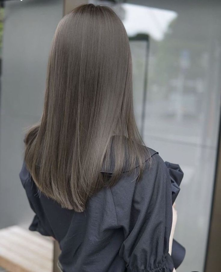 このくらいのグレージュだとブリーチ何回でできますか？元の髪色は黒に
