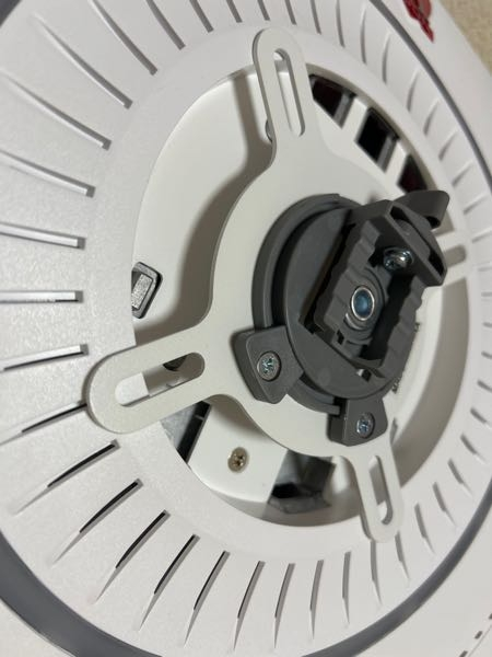 モニターアームを取り付けようとしてます。モニターはAOCのV