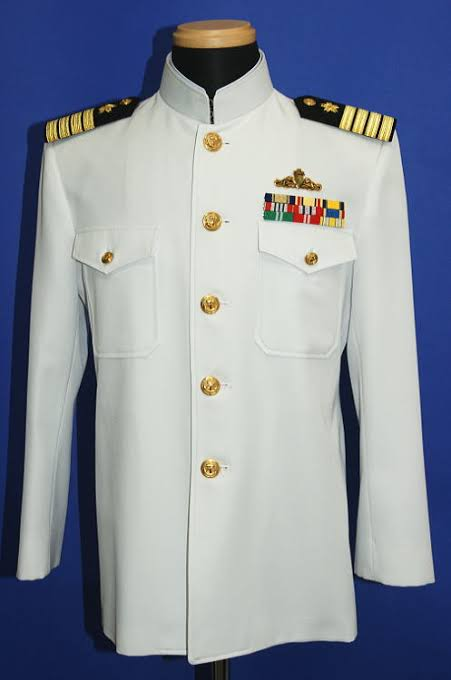 海上自衛隊幹部候補生はこの白い制服着れないんですか？ またこの制服はどういう人が着れるんですか？