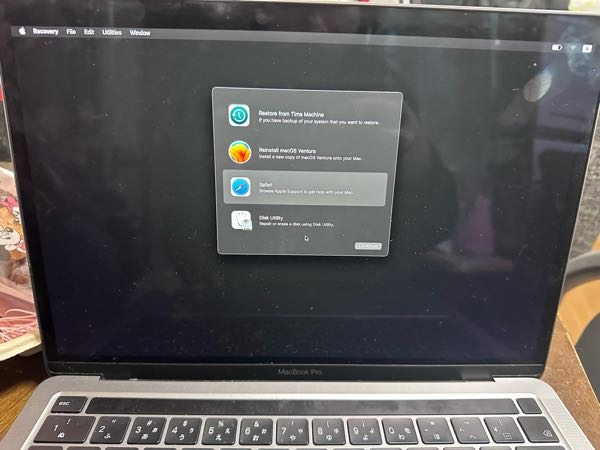 MacBookの初期化をしたのですが、画像のように真っ暗な画面になって