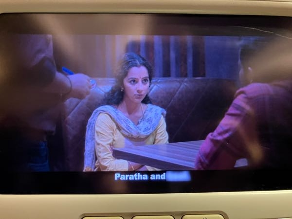 マレーシア航空の機内で南インド映画(マラヤーラム語)を見た時に、写真のように字幕にボカシが入っているところが何箇所があったのですが、これは何のためでしょうか。何という言葉が隠されていたのでしょうか。 Jaya Jaya Jaya Jaya Heyという映画です。