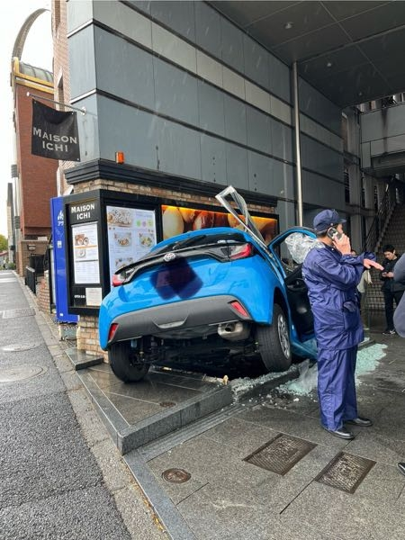 先日になりますが。東京の代官山で起きた暴走事故のクルマの車種を教えてください。カラーは何色ですか。