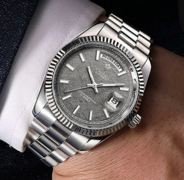この腕時計のメーカーと型番わかりますか？