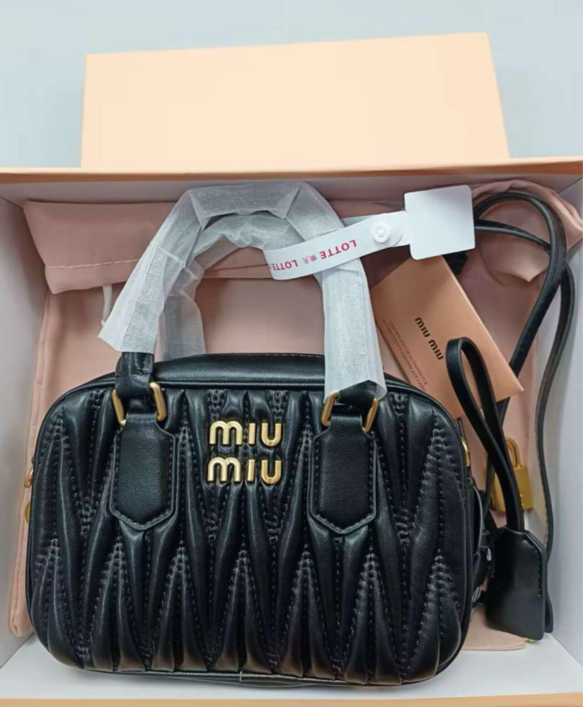 このMIUMIUのバックは本物でしょうか？わかる方教えていた