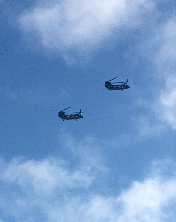 神奈川県の上空を低空飛行しているヘリコプターがいました。 神奈川県横浜市の上空を2機で編隊飛行して飛んでいました。 このヘリコプターは何のヘリコプターだったのでしょうか？？ 自衛隊か米軍のヘリコプターでしょうか？ このヘリコプターについて知っている人いたら教えてください。