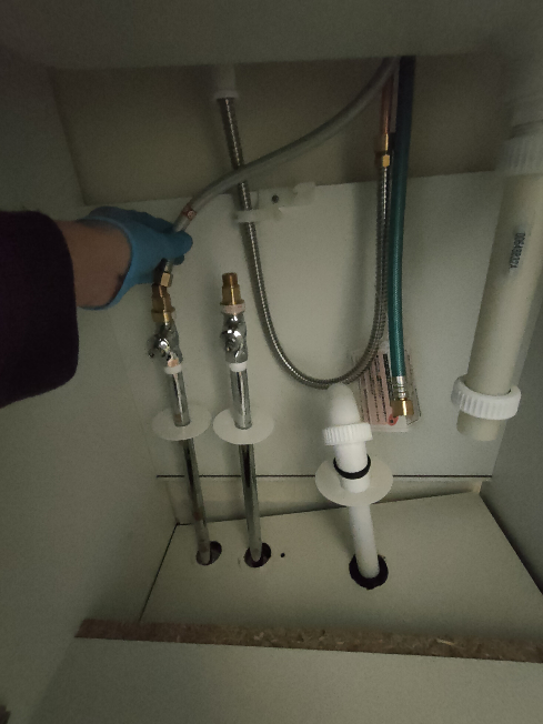 洗面台下の給水管を延長する方法を教えてください。 シャワー水栓のホースとの接続をするための長さが若干足りません。 5cmもあれば問題なく繋がると思います。 色々な部品があると思いますが、何を使って接続すれば良いでしょうか？