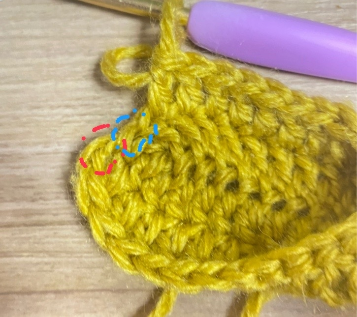 かぎ針編み 赤で囲ってある場所が鎖編みで、 その前の青にも長編みするのかが、 分からなくなってしまったんですけど、 長編みしますか？