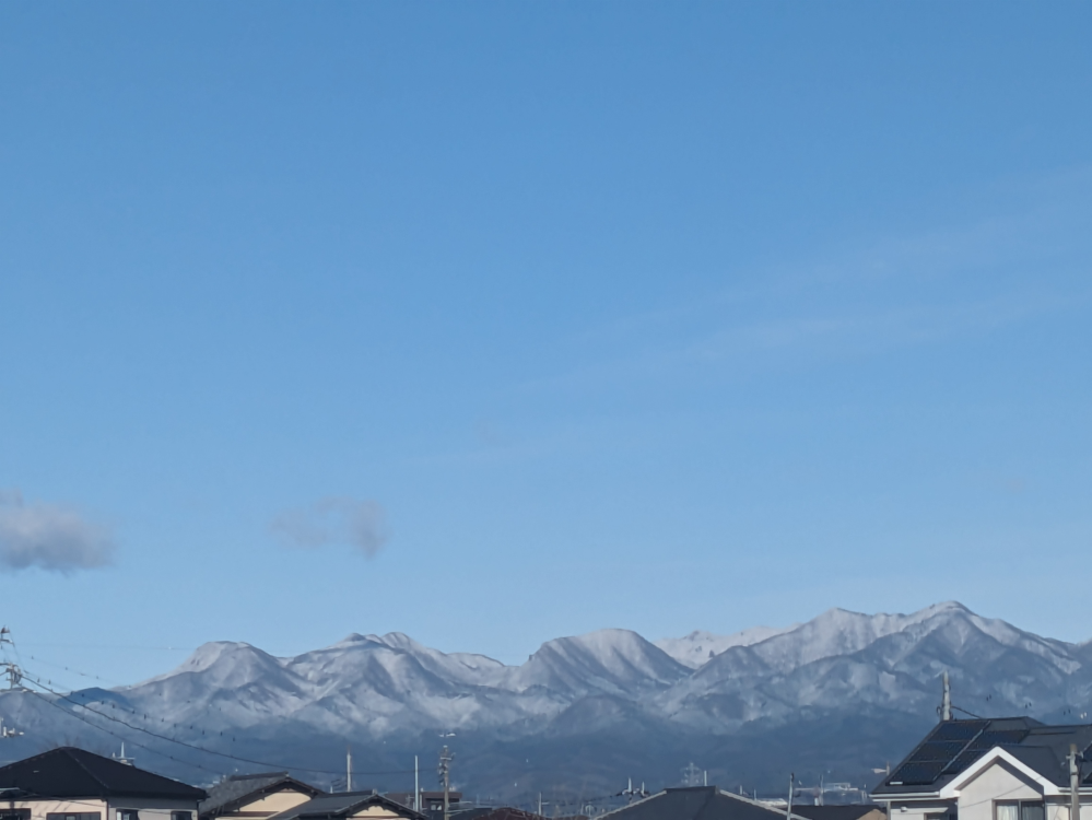 群馬県高崎市の、両毛線沿い井野駅付近からの山です。 榛名山より左、浅間山より右当たりです。 何山かおわかりになりますか。 よろしくお願いします。