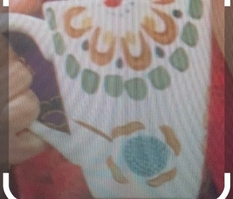 アメリカのドラマ、マイクアンドモリーについて質問です。 モリーの家族が使っているこのマグカップのブランドをご存知の方居ますか？