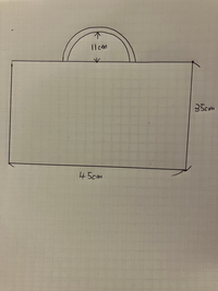 レッスンバッグの持ち手について質問です！ 幼稚園の指定サイズでレッスンバッグを作っているのですが、持ち手の部分の指定が11cmとだけ記載されていて、裁縫初心者の為どうやって作ればいいものかさっぱり分からない状態です。
ネットやYouTube等を参考にバッグの本体までは何とか作れたものの、持ち手の指定で頓挫しています。
画像は園から配られた完成図を書き起こした物です（見え辛くて申し訳ありま...