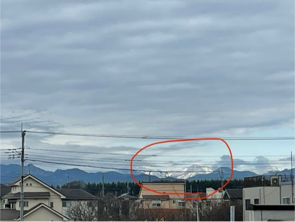 立川昭島あたりから青梅日の出付近を見た時に見える雪の積もった奥の山の名前が知りたいです。画像の赤丸の山です。 多摩地域の山に詳しい方、教えてください。